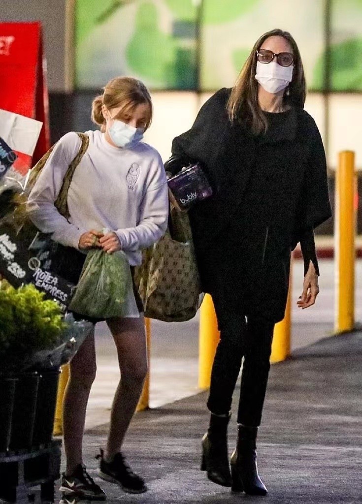 安吉丽娜·朱莉|安吉丽娜朱莉的新年首秀状态佳！一身黑衣贼霸气，薇薇安长得太美了