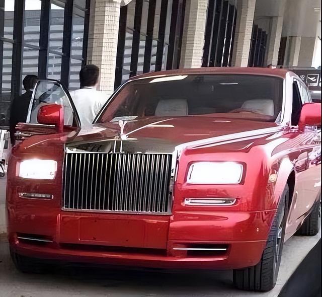 佘诗曼|王思聪深夜约会被拍！女友甜美乖巧太抢镜，驾千万元豪车送其回家