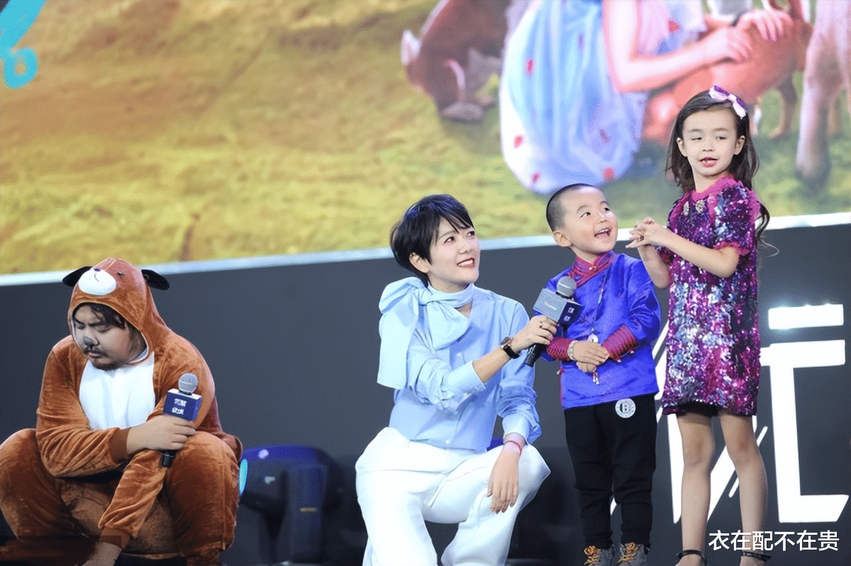 衬衫 汪涵老婆挺会打扮，穿衬衫还挂个“大蝴蝶结”，43岁配短发很减龄