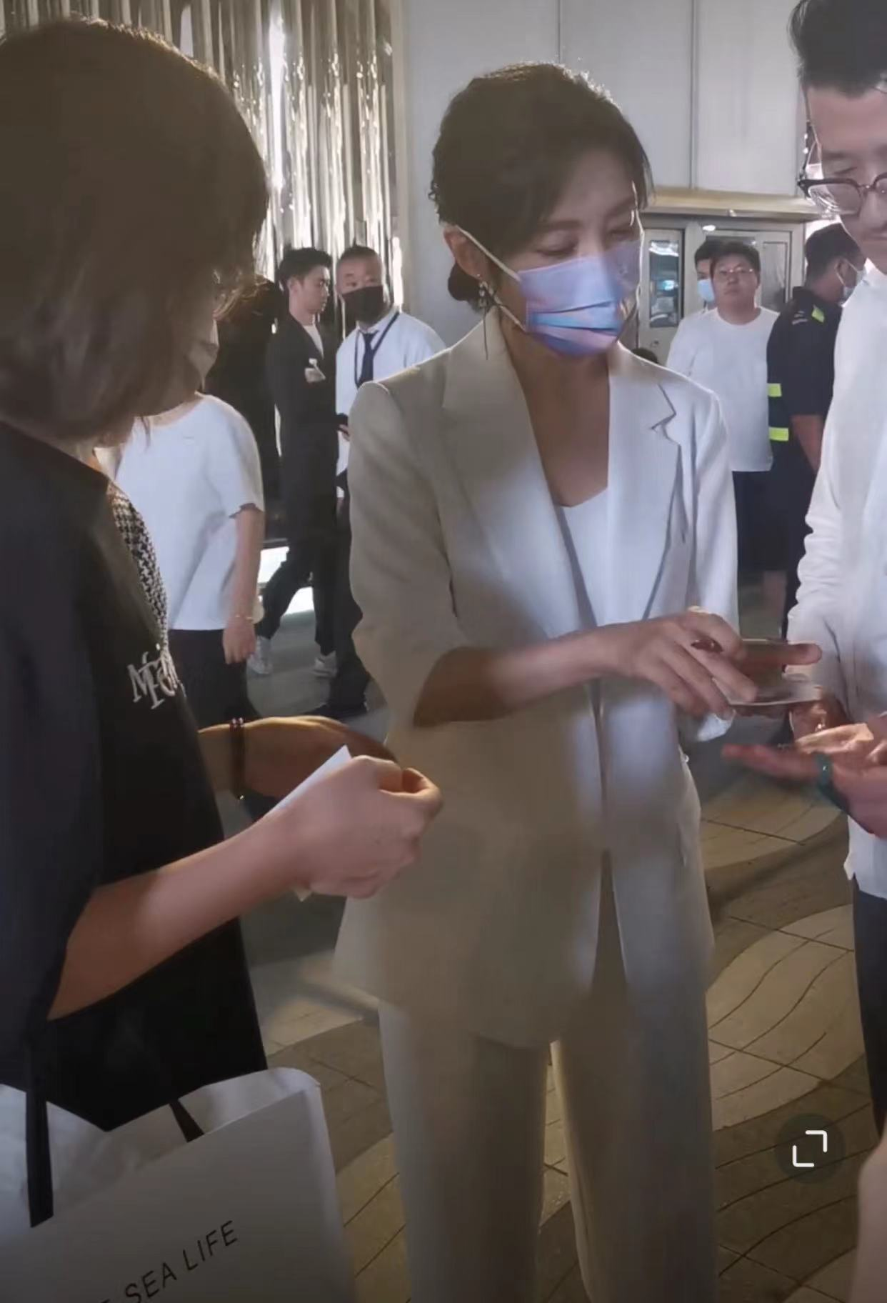 周涛|曝主持人周涛近况！穿着朴素高铁站排队，离开央视6年事业红火