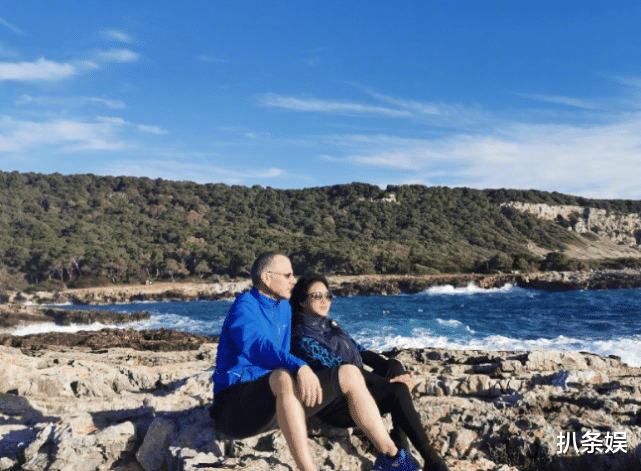 金星|金星与老公牵手散步,汉斯被要求靠老婆近点,小声碎碎念:太肉麻