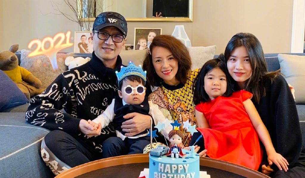 汪峰|17岁汪峰大女儿晒近照，打扮成熟走性感风，颜值不输继母章子怡