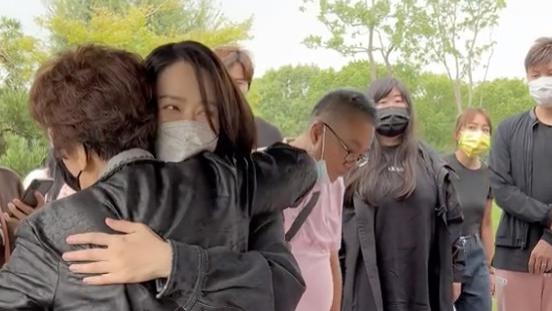 乔任梁|陈乔恩携丈夫到乔任梁墓地看望，带来粉色玫瑰，与乔妈妈温暖相拥