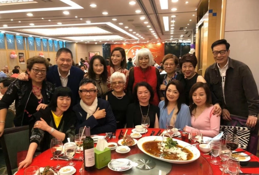 佘诗曼|佘诗曼定居上海了,晒豪宅内景,因爱购物被列为黑名单