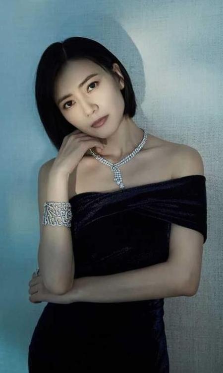 发型 40岁以后，不要老是留长发，烫卷发，这些发型让你的气质更显青春