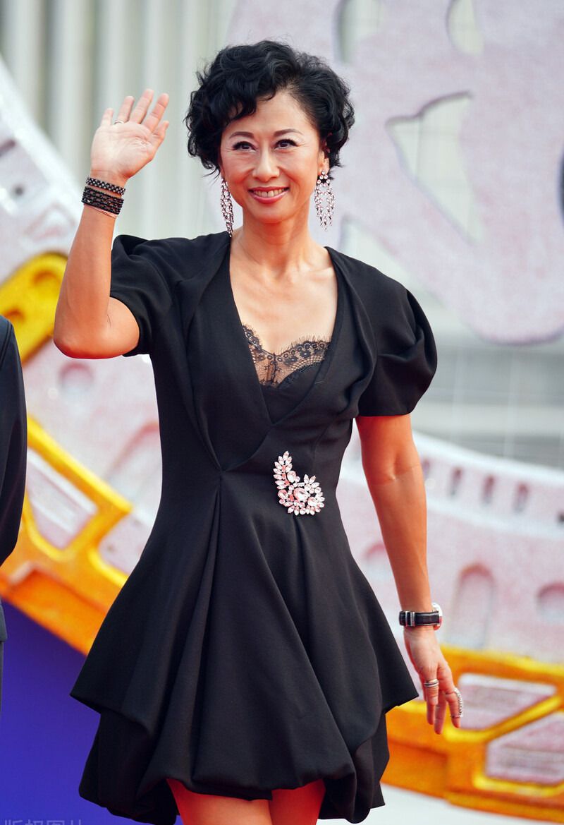 纪梵希 老到满头白发又怎样?叶倩文的美,和年龄没半毛钱关系