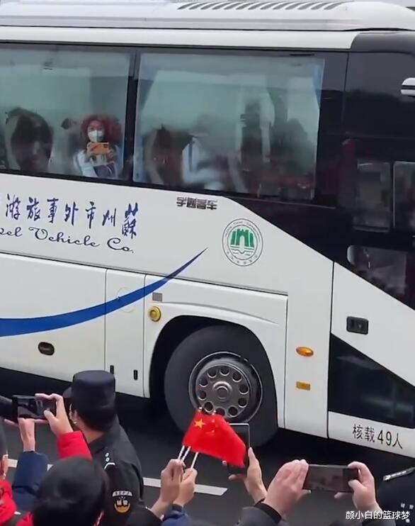 短道速滑|女足一人收获一个冰墩墩，吃火锅其乐融融！赵丽娜受邀参加非诚勿扰