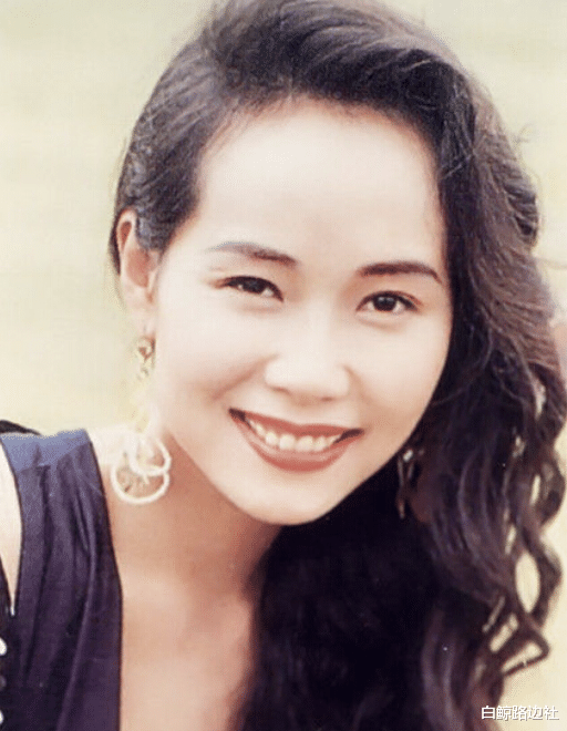 叶童|59岁叶童庆生！满头白发凌乱如鸡窝，皱纹横生怼脸自拍被指吓人