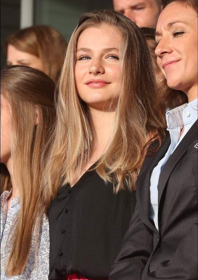 莱昂诺尔公主穿搭颠覆了!荧光粉阔腿裤参加活动,一般人驾驭不了