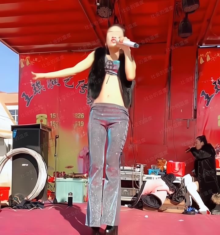 女子为了300元又唱又跳,裤子不合身也没办法,社会底层别无选择