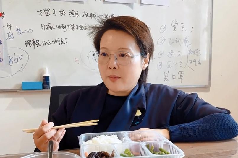 袁立|50岁袁立晒办公生活，边吃盒饭边跟员工唠嗑，还坐2元公交上下班