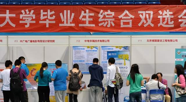 董宇辉|董宇辉意外爆火后,北大才女刘媛媛莫名躺枪,被网友们喷到停播