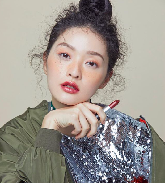 唇膏 2019年流行让气血加分的唇膏！一搽白三个色阶，还买什么美白精华