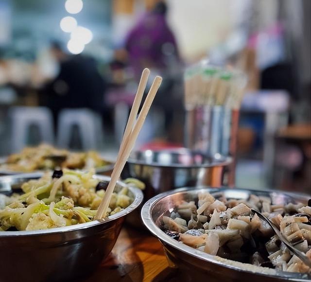 广东小姐姐来重庆,吐槽网友请她吃稀饭,吃完:原谅我没见过世面