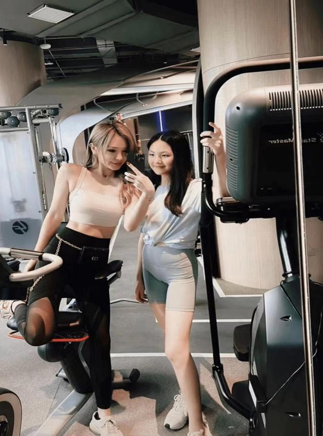 发型 12岁王诗龄减肥瘦了58斤,身材纤细高挑,网友血书跪求教程