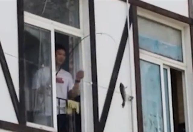 重庆|重庆一男子钓鱼玩出新花样，直接颠覆了人们的想象，网友：吃鱼生