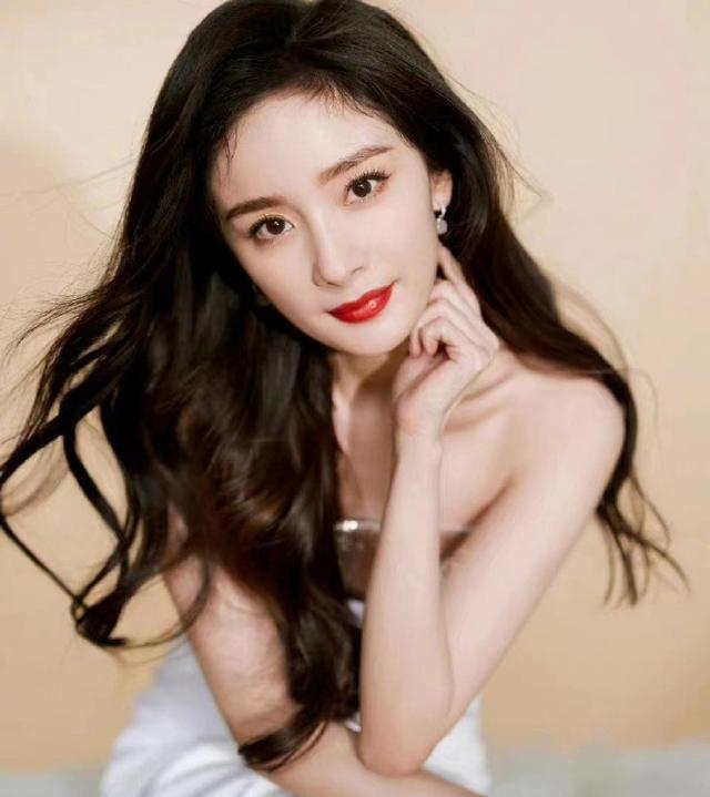 杨幂|欠薪风波后杨幂首现身！盘发优雅录制百度沸点，晚会彩排超忙！