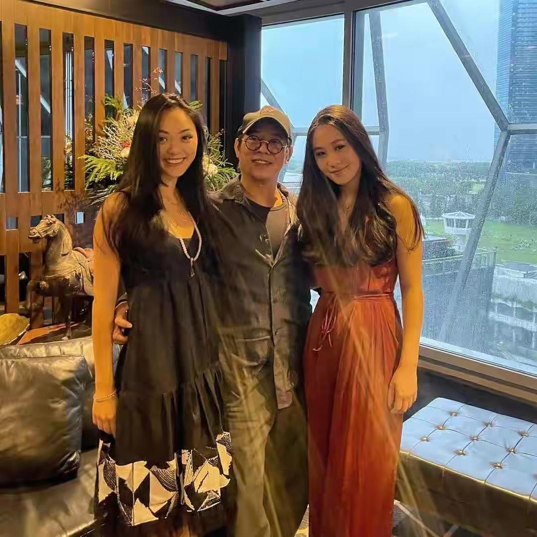 李连杰|59岁李连杰定居美国!身材发福肚腩明显,与杨紫琼亲密合影感情好