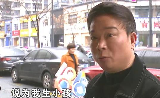 大叔 大叔追求小20多岁的女子，借款50万为她冲业绩：我想要孩子。