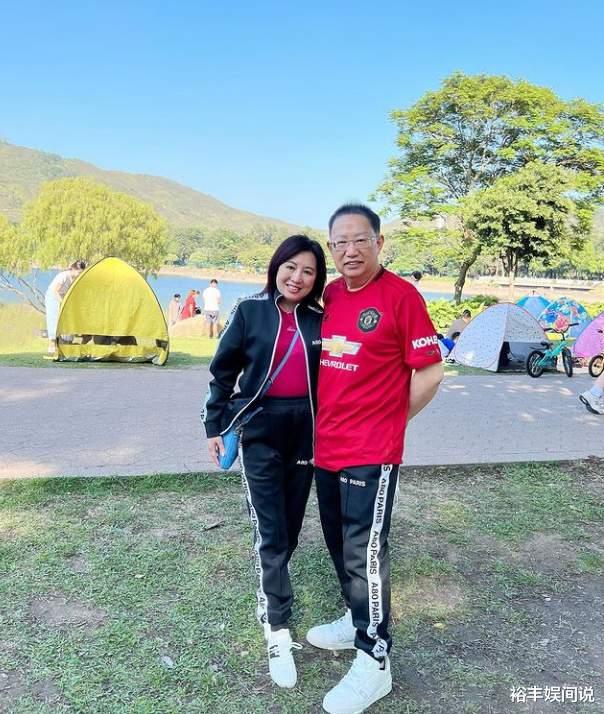 梅小青|梅小青一家外出度假！当双胞胎孙子面秀恩爱，三代穿亲子装好温馨