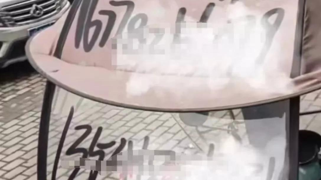 重庆女子，电动车棚被喷办证广告，一番操作成功反击!