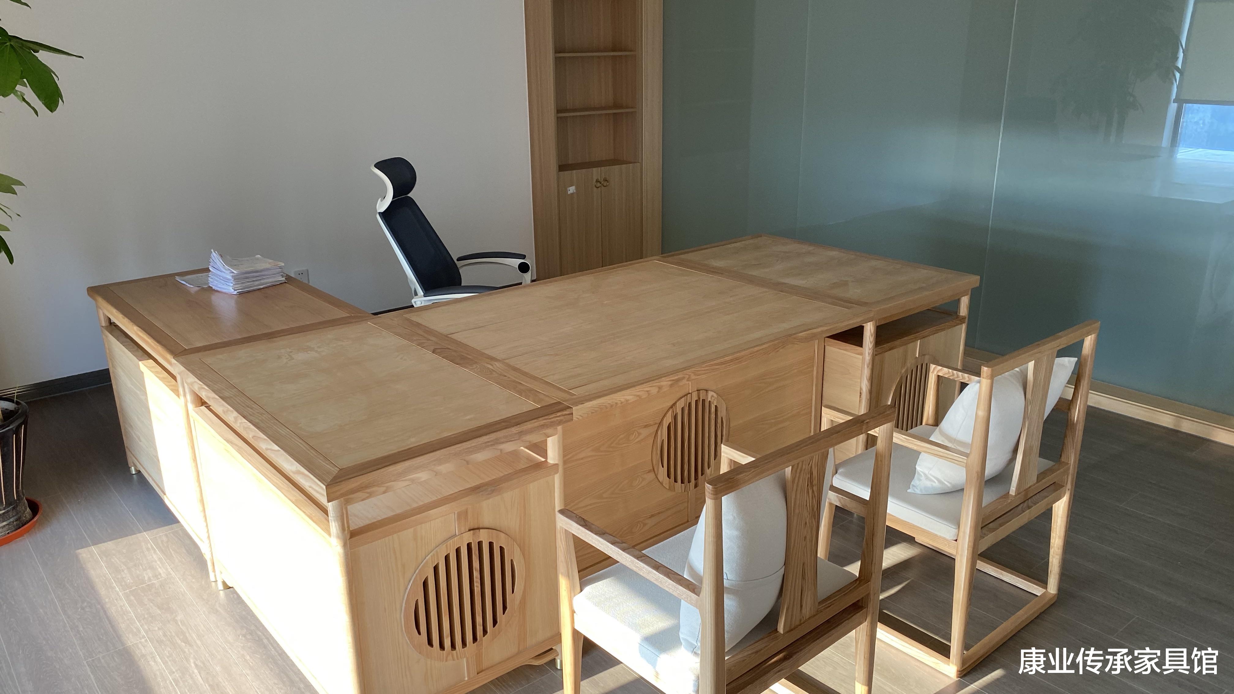 当新中式遇上原木色,诠释了简单利落的时尚风情