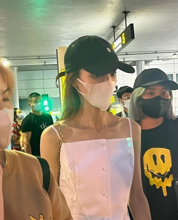 金晨|长沙机场偶遇金晨，身材高挑气质独特，瘦成纸片人引热议