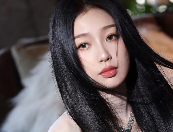 白鹿|当红明星出道前旧照:虞书欣单眼皮小眼,赵露思脸圆,白鹿认不出