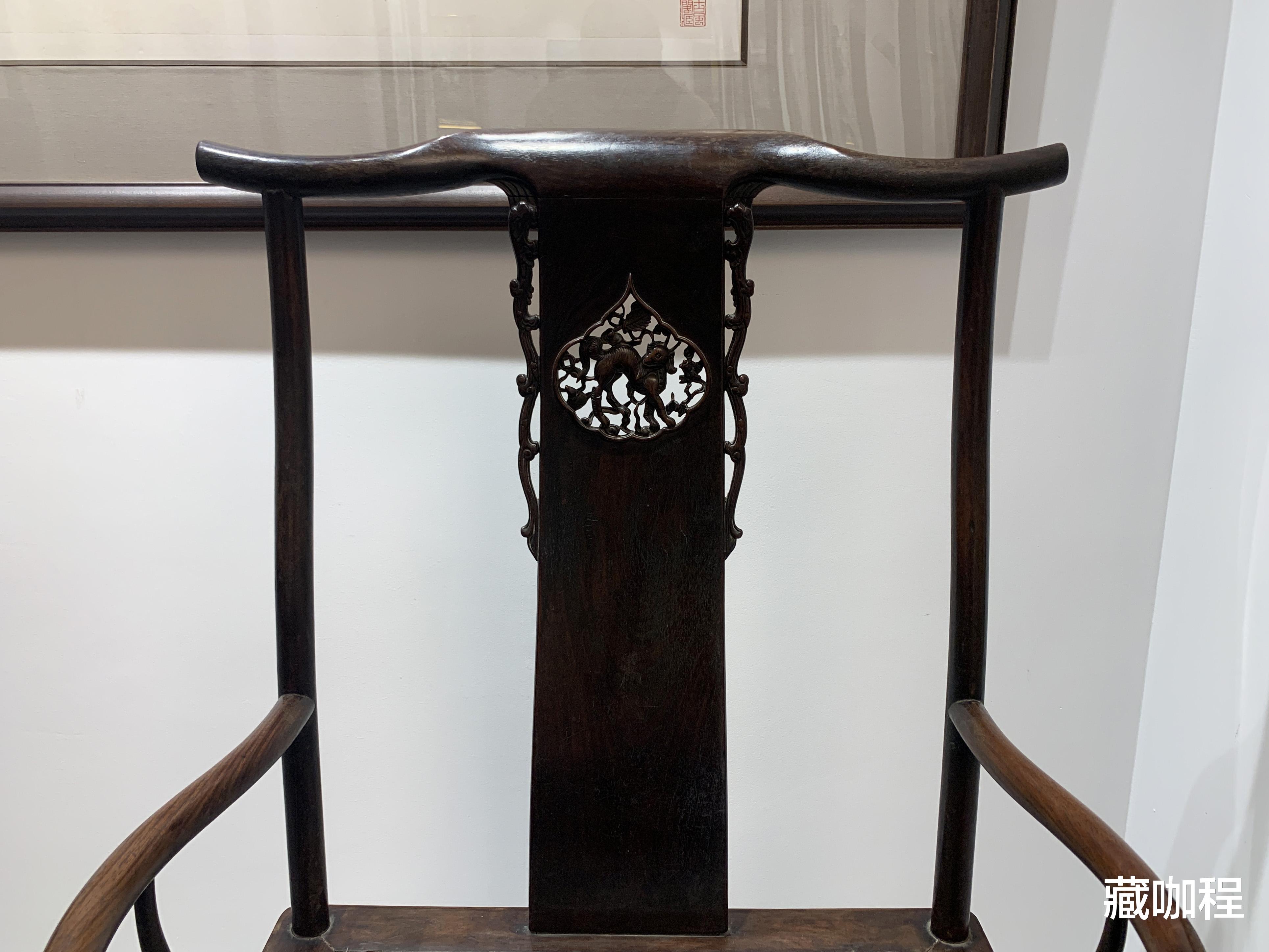 |搭脑中弯、两端后撇，牛头式黄花梨四出头椅