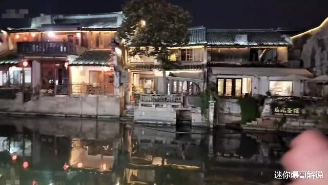 钱小佳|钱小佳化身旅游博主，带美女夜游西塘直言称：我想谈恋爱了