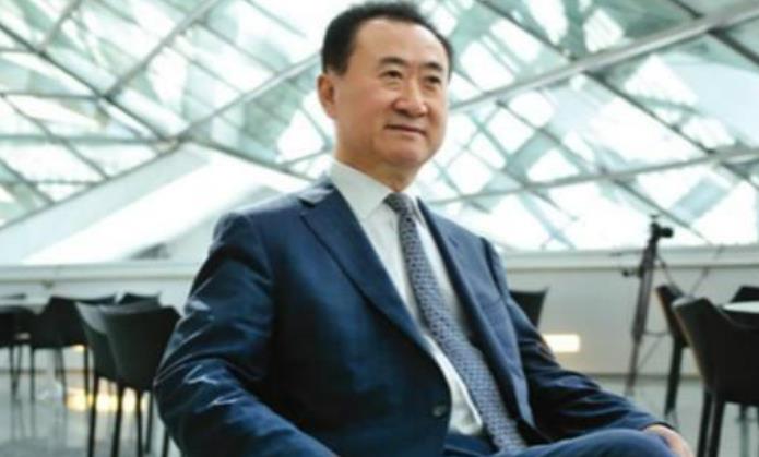 王健林|走进王健林的办公室：桌上放着妻子儿子的照片，在现实中太有爱了