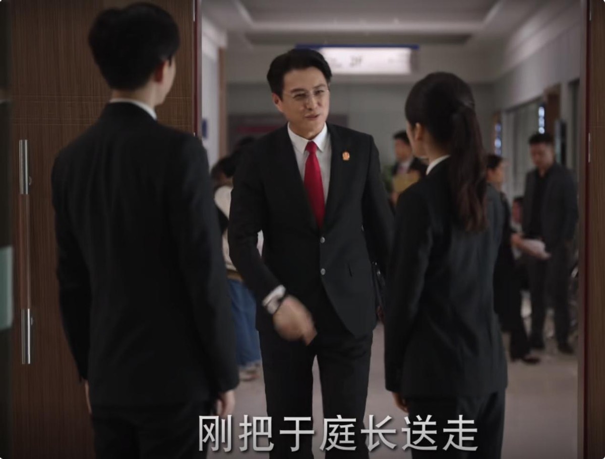 左小青|45岁左小青演女法官，皮肤白嫩、紧致似少女，粉唇配西装韵味十足