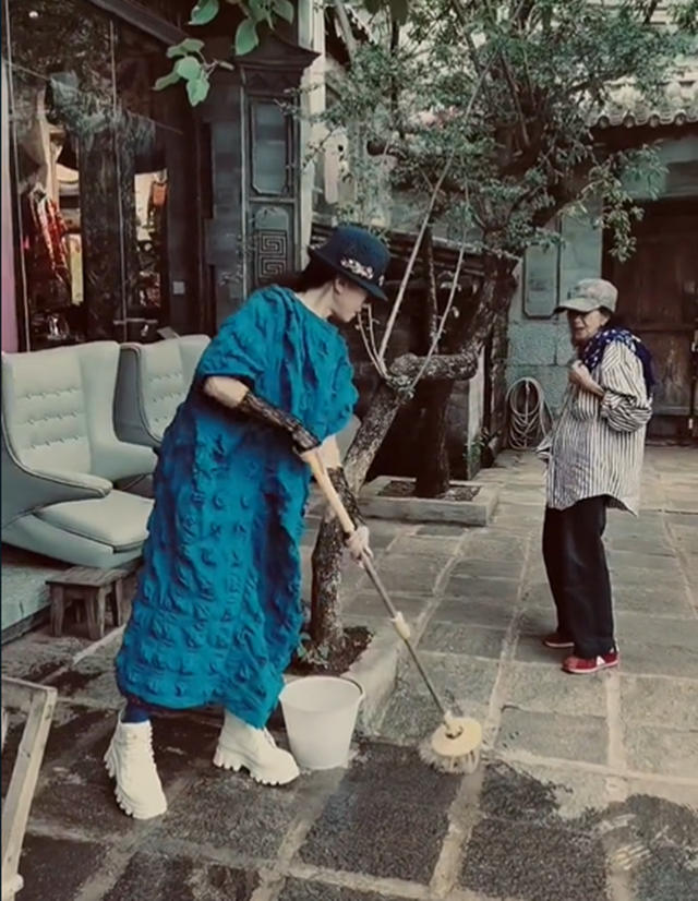 杨丽萍|63岁杨丽萍亲自烧火做家务,大雪天吃柴火鸡,穿东北花袄气质好