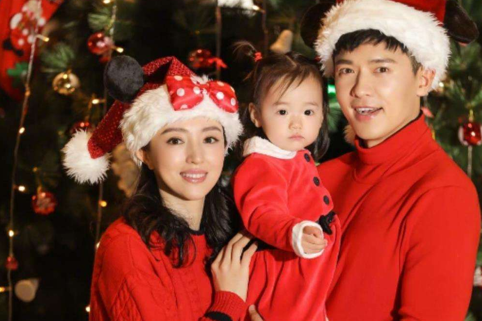 董璇|董璇为爱女庆生，小酒窝长大后想当空姐，高云翔扮牛仔弹吉他出镜