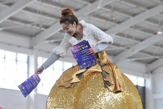 招聘|为什么街上发传单的人会认真发完，却不把传单丢了呢？