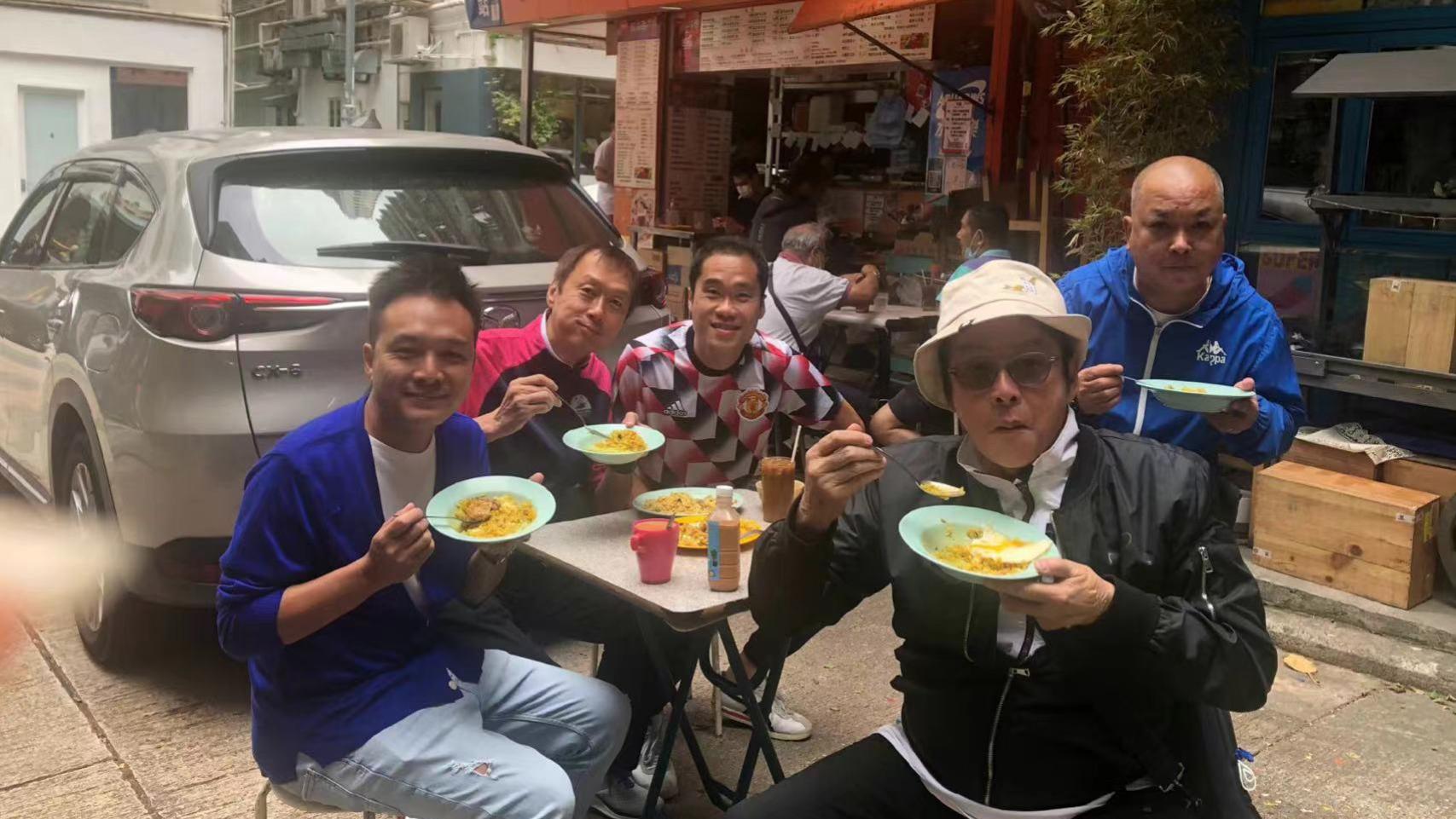 谭咏麟|72岁谭咏麟现身街头！坐路边端盘吃饭接地气，肚腩突出衣服似缩水