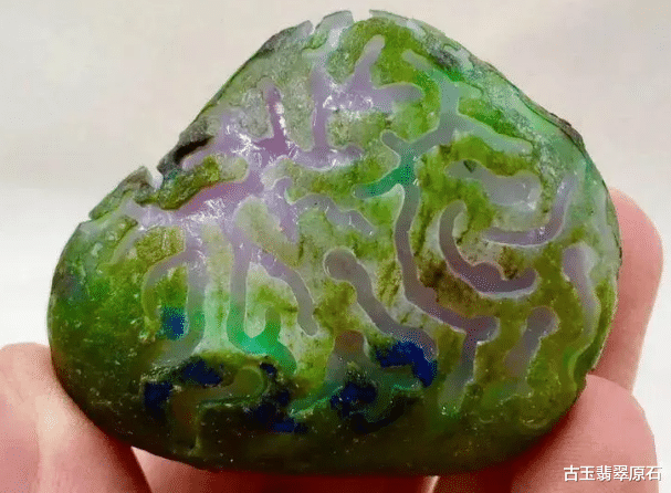翡翠|长着青蛙绿皮的翡翠原石，帅哥花二十万拿下，竟意外开出“绝美”春带彩！