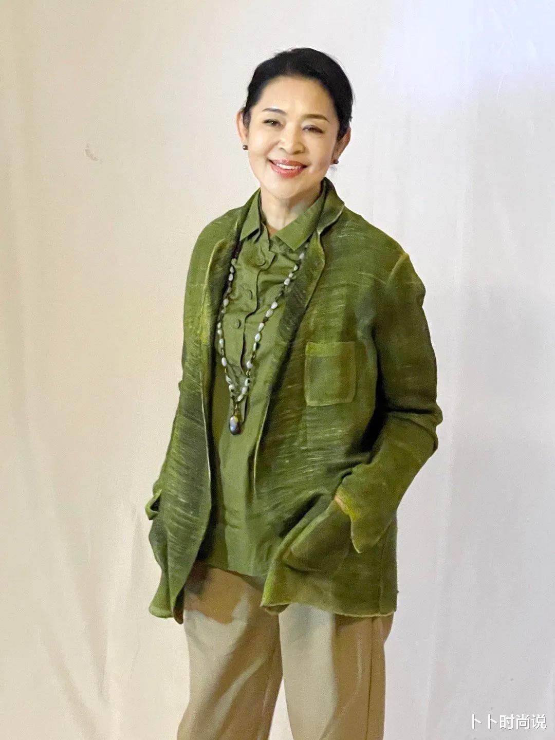 倪萍|62岁倪萍不认老，不惧脸上皱纹，牵手“小鲜肉”满面春风如俏姑娘