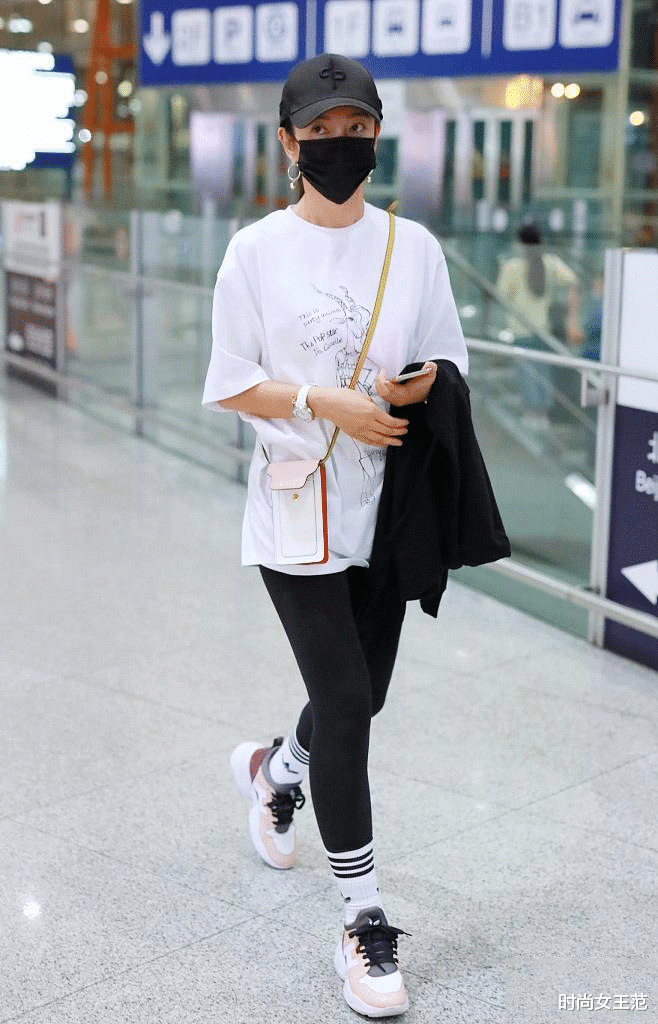 李冰冰|李冰冰在山间跑步,中年素颜很自然没有装,穿健美裤臀部却扁平!