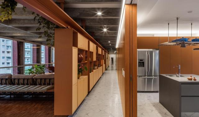 这才发现,相比于横厅,大竖厅装可移动吊柜当隔断,利用率更高