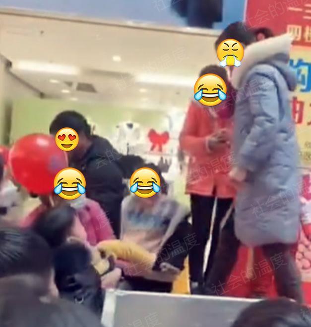 河南:超市请来人妖助兴,男子上去贴身互动,老婆揪耳朵惨叫连连