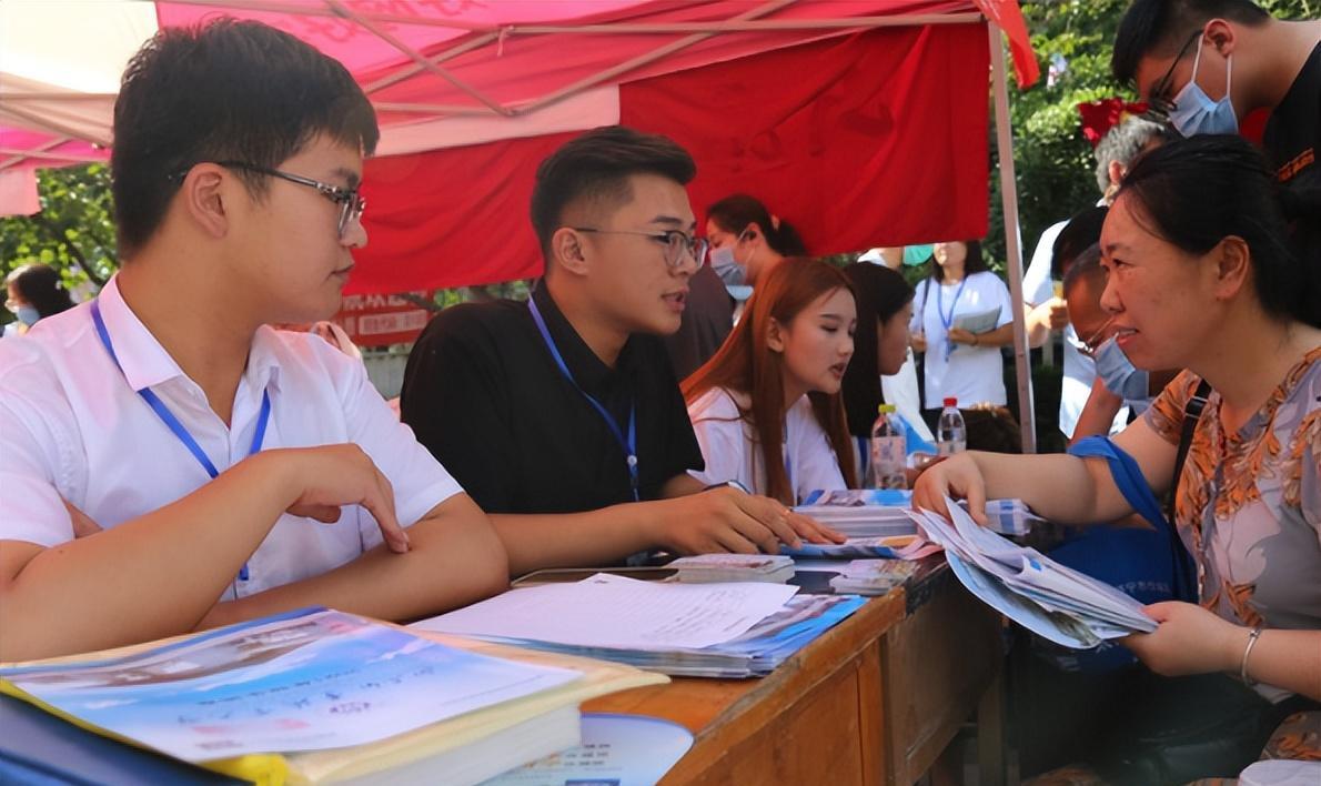 写真|“这一学历我们不认”,大企业HR的话,让不少海外硕士生倍感无奈