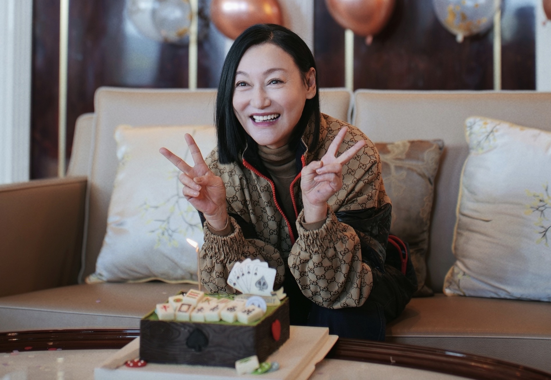 惠英红|63岁惠英红晒庆生vlog,肌肤白皙好年轻,郭晓婷荣梓杉现身送祝福