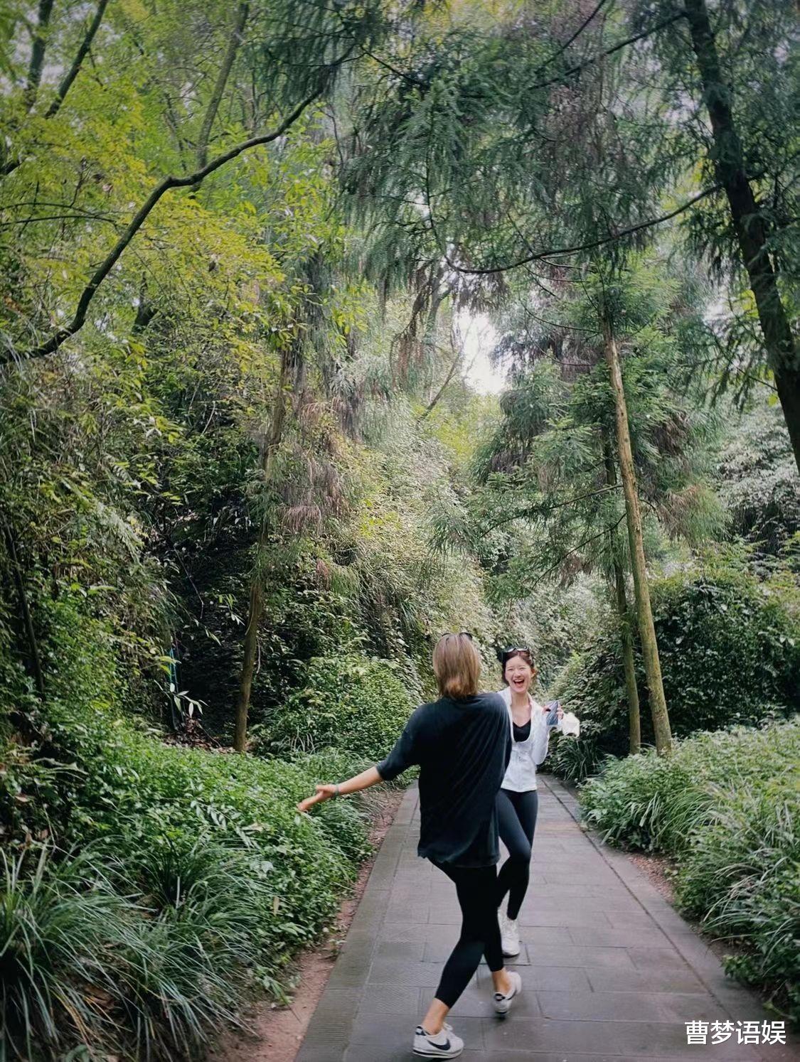 赵露思|赵露思晒与好友游玩照，玩碰碰车爬山心情大好，各种摆拍大秀A4腰