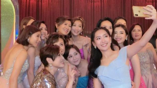 香港小姐|超30位港姐齐聚！香港小姐紧身裙夺人眼球，最美港姐朱玲玲现身