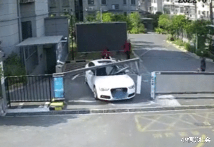 通勤成本太高!江苏一男子为上班连撞家里两台车,交警都还没到场
