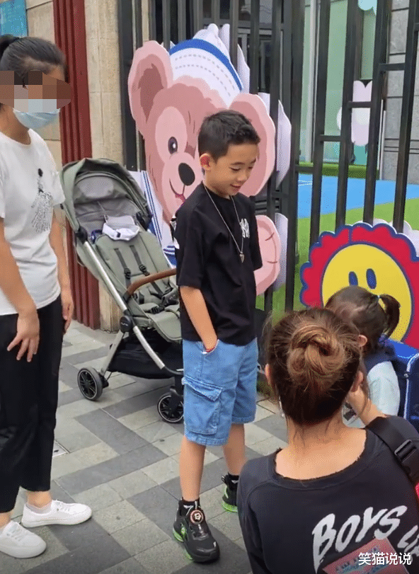 应采儿|应采儿母子长沙被偶遇,小儿子背书包读幼儿园,Jasper越发帅气好像陈小春!