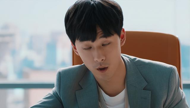 我们的当打之年|摇头晃脑,台词硬挤,《我们的当打之年》男主将演技炸裂玩出花了