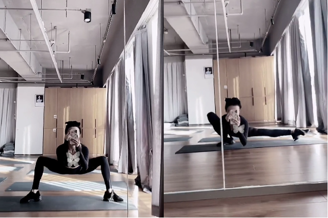 52岁金巧巧豪宅内跳舞！穿紧身裤秀一双筷子腿，被偷拍后仓皇逃跑