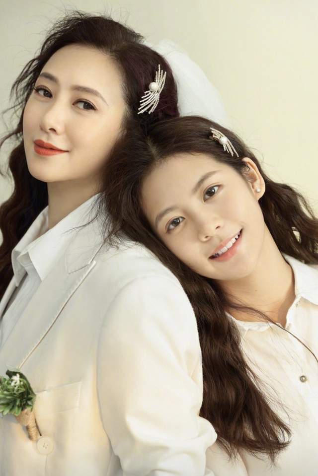 穿衣搭配|53岁翁虹晒照庆结婚15周年,与二婚老公相恋4月闪婚,女儿颜值高